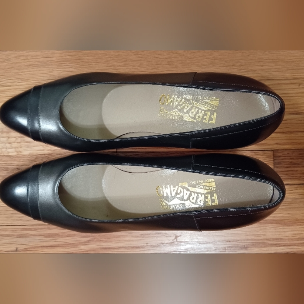 Salvatore Ferragamo black/dark gray leather almond toe pumps sz 10